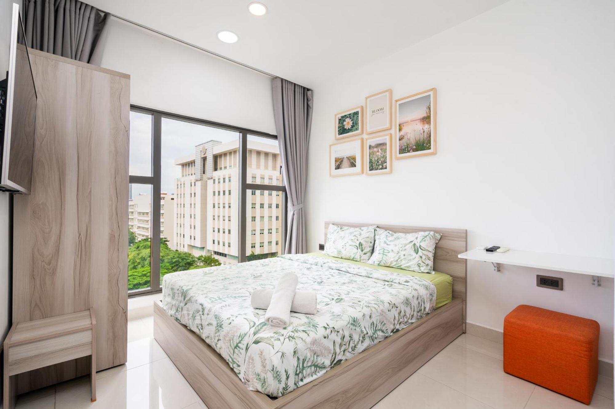 Căn hộ Saigon Royal - 1br Golden Light In D4 - Hana